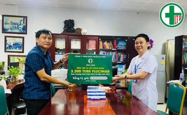 BS. Bùi Việt Hưng trao tặng 3.200 tube Flucinar cho chương trình KCB từ thiện năm 2023